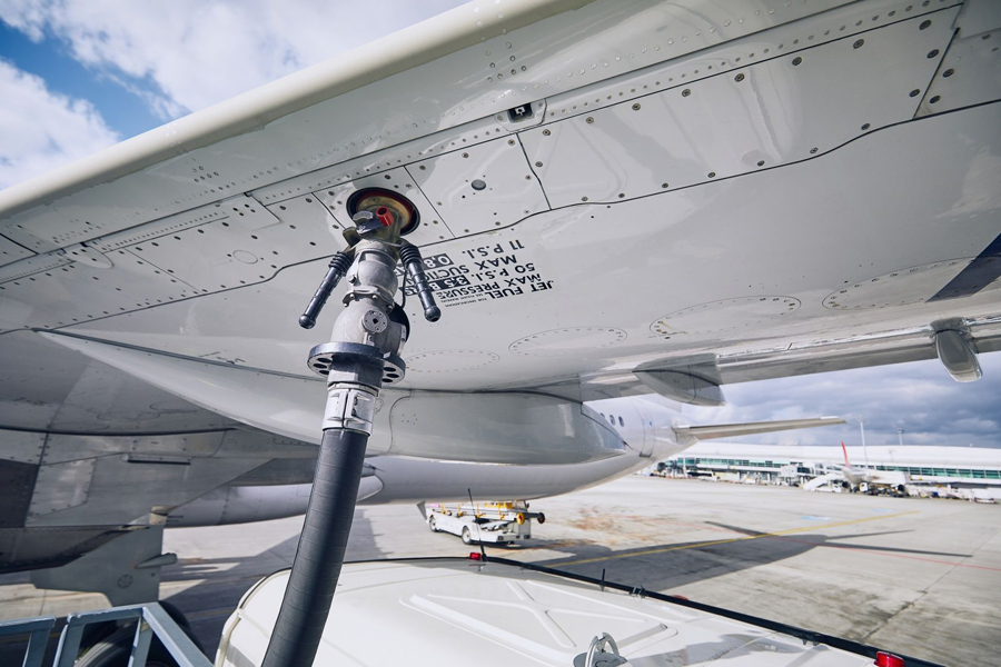 Flugzeug wird betankt.jpg Flugzeug wird betankt