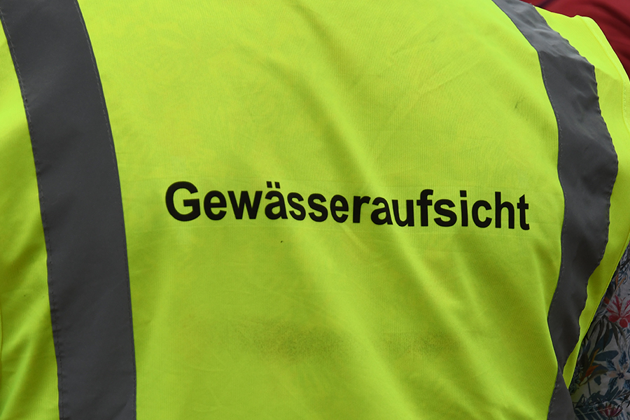 Gelbe Weste mit schwarzer Aufschrift Gewässeraufsicht