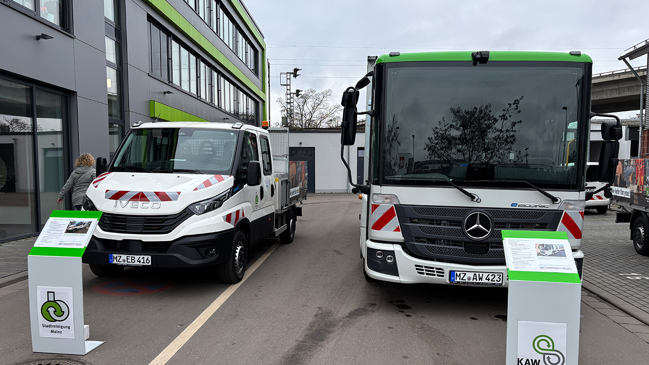 Zwei der neuen Elektrofahrzeuge der Mainzer Entsorgungsbetriebe