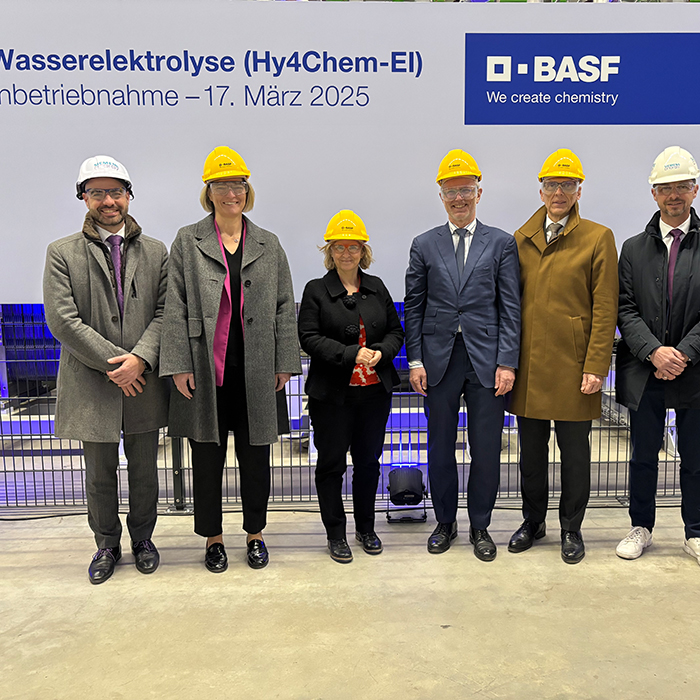 Katrin Eder bei der Inbetriebnahme des PEM-Elektrolyseurs der BASF