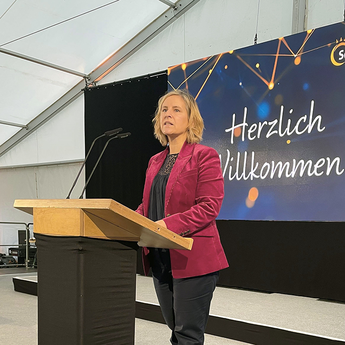 Klimaschutzministerin Katrin Eder am Rednerpult