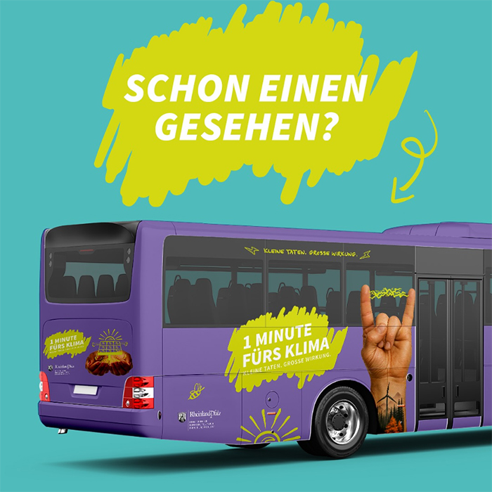 Bus beklebt mit Motiven der neuen Klimaschutz-Kampagne