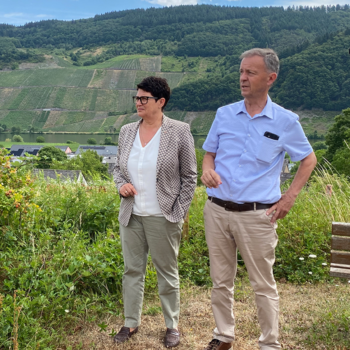 Weinbauministerin Christine Schneider und Walter Clüsserath, Präsident des Weinbauverbandes Mosel