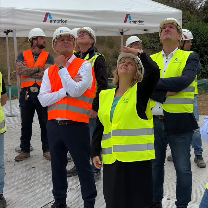 Klimaschutzministerin Katrin Eder verfolgt den Bau der Ultranet-Stromleitung
