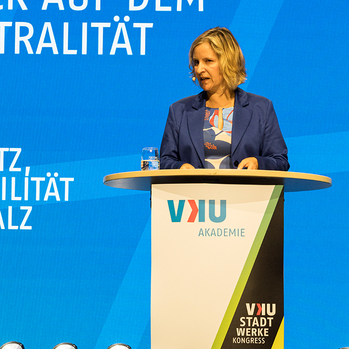 Klimaschutzministerin Katrin Eder spricht auf auf dem bundesweitem VKU Stadtwerkekongress