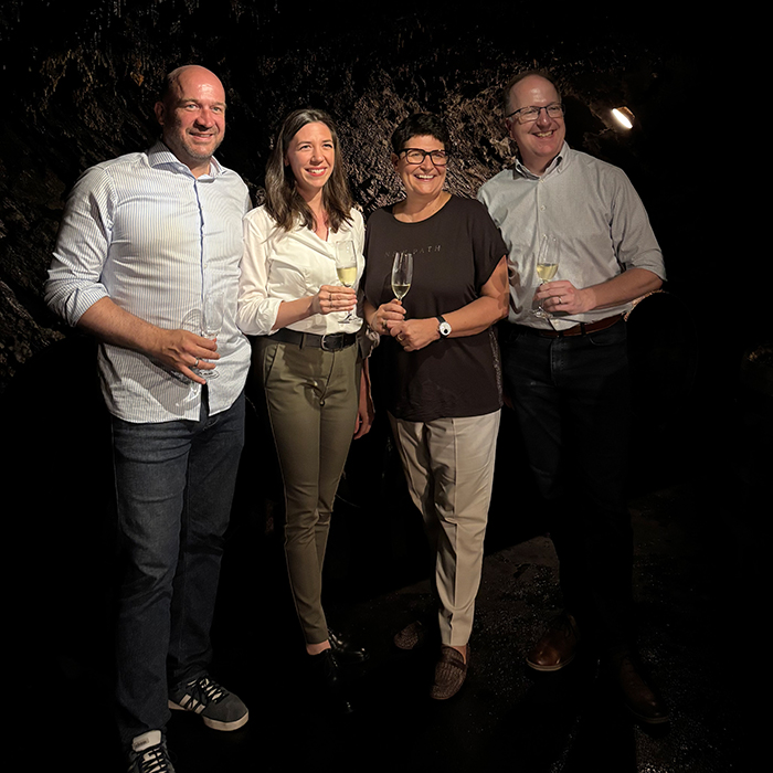 Weinbauministerin Christine Schneider mit ihrem hessischen Amtskollegen Ingmar Jung, Winzerin Carolin Weiler und dem Abgeordneten Ingo Schon
