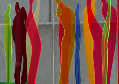 Verschieden farbige Figuren aus durchsichtigem Kunstoff