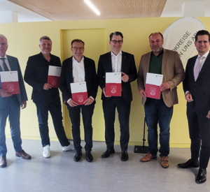 Gemeinsam mit den beiden Bauern- und Winzerverbänden, dem Landkreistag und der Landwirtschaftskammer unterschrieb Umweltstaatssekretär Michael Hauer einen Letter of Intent. Gemeinsam mit den beiden Bauern- und Winzerverbänden, dem Landkreistag und der Landwirtschaftskammer unterschrieb Umweltstaatssekretär Michael Hauer einen Letter of Intent