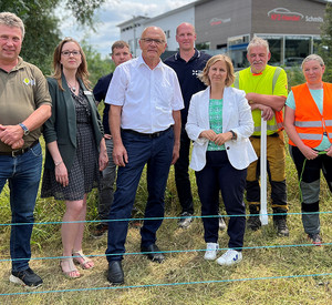 Gruppenbild mit Umweltministerin Katrin Eder am mobilen Elektrozaun