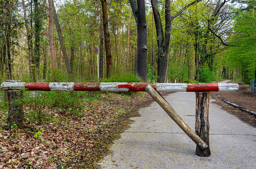 Holzschranke an einem Waldweg