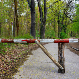 Ausnahmen beim Verbringen Holzschranke an einem Waldweg