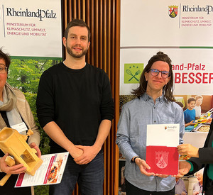 Klimaschutzministerin Katrin Eder mit Lehrern der Stephanus Schule aus Polch und Doris Fey von der Vernetzungsstelle Kita- und Schulverpflegung