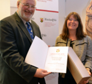 Umweltministerin Höfken mit einem der ausgezeichneten Preisträgern Umweltministerin Höfken mit einem der ausgezeichneten Preisträgern