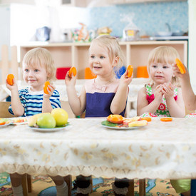 Umsetzung des Programms Kleinkinder am Tisch mit Obsttellern