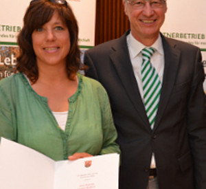 Staatssekretär Griese mit der Vertreterin eines ausgezeichneten Partnerbetriebs