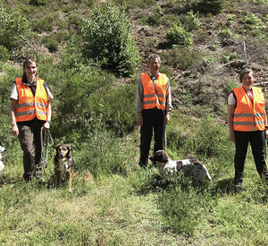 Hundehalter*innen mit ihren Kadaverspürhnden