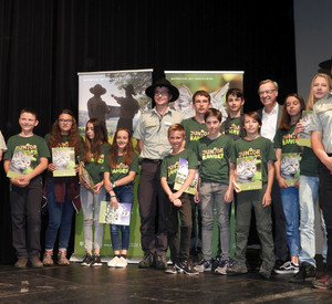 Umweltstaatssekretär Thomas Griese mit den ausgezeichneten Junior-Rangern des Nationalparks Hunsrück-Hochwald