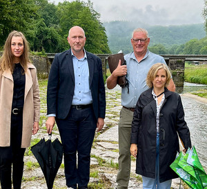 In Echtershausen am Ufer der Prüm: Klimaschutzministerin Katrin Eder, Landrat Andreas Kruppert und Ortsbürgermeister Norbert Fleckner