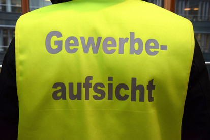 Gewerbeaufsicht Mann mit gelber Weste mit der Aufschrift "Gewerbeaufsicht"