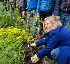 Klimaschutzministerin Katrin Eder bei der Einweihung des Naturgartens in Fußgönheim