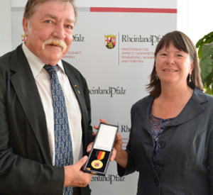 Umweltministerin Ulrike Höfken überreicht Georg Ohs die Verdienstmedaille. Umweltministerin Ulrike Höfken überreicht Georg Ohs die Verdienstmedaille.