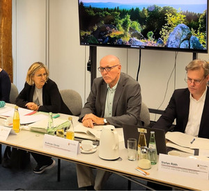 Klimaschutzministerin Eder bei der Vorstellung des neuen Landeswassergesetzes
