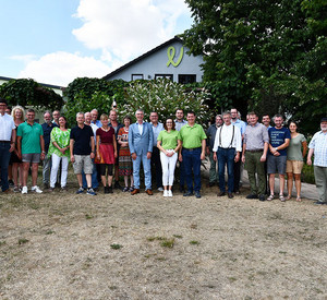 Gruppenbild mit den Partnerbetrieben Naturschutz