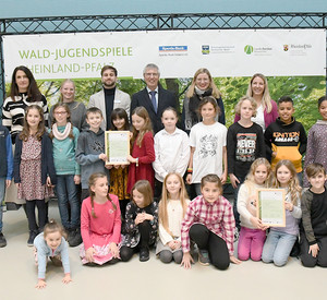 Gruppenfoto der Siegerklassen der Waldjugendspiele 2023