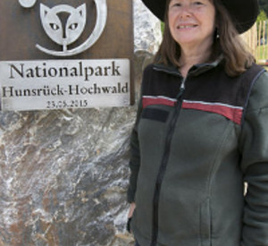 Umweltministerin Höfken vor dem Gründungsstein. Bilder: ©Voss/Staatskanzlei RLP Umweltministerin Höfken vor dem Gründungsstein. Bilder: ©Voss/Staatskanzlei RLP