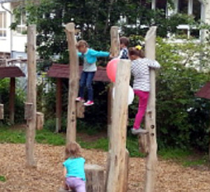 Spielende Kinder auf dem neu gestalteten Außengelände der Kita in Asbach Spielende Kinder auf dem neu gestalteten Außengelände der Kita in Asbach