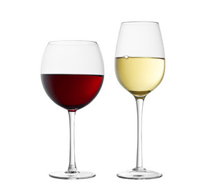 Zwei Weingläser mit Rot- und Weißwein gefüllt