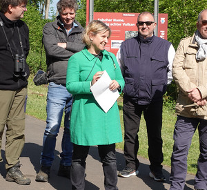 Klimaschutzministerin Katrin Eder und LfU-Präsident Frank Wissmann informieren sich über den Stand der Grünlandkartierung