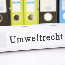 Weißer Aktenordner mit Aufschrift Umweltrecht auf dem Rücken