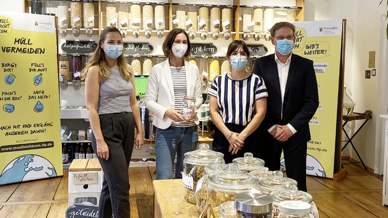 Klimaschutzministerin Anne Spiegel besucht den Unverpackt-Laden in Speyer.
