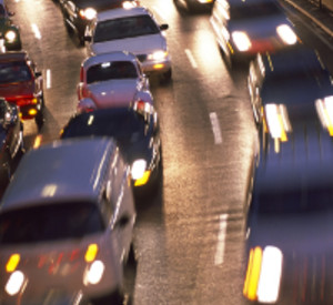 Städtischer Straßenverkehr am Abend. Foto: istockphoto.de Städtischer Straßenverkehr am Abend. Foto: istockphoto.de