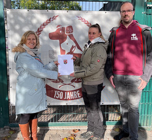 Umweltministerin Katrin Eder überreicht die Förderbescheide vor dem Tierheim in Mainz