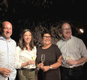 Weinbauministerin Christine Schneider mit ihrem hessischen Amtskollegen Ingmar Jung, Winzerin Carolin Weiler und dem Abgeordneten Ingo Schon