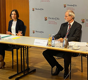 Umweltministerin Anne Spiegel und LUA-Präsident Dr. Stefan Bent während der Pressekonferenz zur Bilanz der Lebensmittelüberwachung.