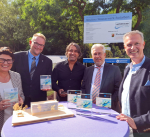 v.l.n.r. Ministerin Christine Schneider, der Pirmasenser Oberbürgermeister Markus Zwick, der aus Rodalben stammende Künstler Stephan Müller der für die Gestaltung der Glasfassade verantwortlich zeichnet, Christoph Dörr, Geschäftsführer der Stadtwerke Pirmasens und Bürgermeister Michael Maas, Vorsitzender des Aufsichtsrates der Stadtwerke Pirmasens.