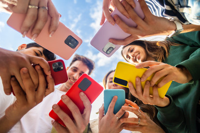 Digitale Beteiligung & UmweltNAVI Menschen mit bunten Smartphones stehen im Kreis, von unten Richtung Himmel fotografiert