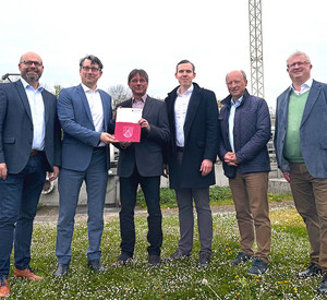 Staatssekretär Michael Hauer übergibt den Förderbescheid an Achim Linder, Werkleiter der Verbandsgemeindewerke Selters