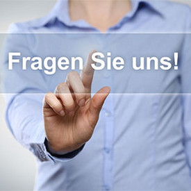 Finger zeigt auf den Schriftzug "Fragen Sie uns!"