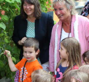 Ulrike Höfken und Irene Alt mit Kindern. Ulrike Höfken und Irene Alt mit Kindern.