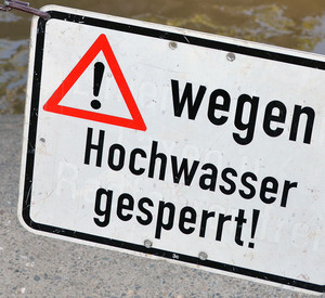 Schild "wegen Hochwasser gesperrt"