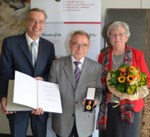 Umweltstaatssekretär Thomas Griese mit Hermann Lauer und dessen Ehefrau Umweltstaatssekretär Thomas Griese mit Hermann Lauer und dessen Ehefrau