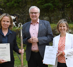 Bundesumweltministerin Steffi Lembke, der und die rheinland-pfälzische Umweltministerin Katrin Eder überreichen dem Vorsitzenden des Bezirkstags Pfalz Theo Wieder die beiden Förderurkunden