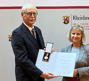 Klimaschutzministerin Katrin Eder verleiht die Verdienstmedaille des Landes Rheinland-Pfalz an Dr. Hermann Bolz
