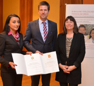 Ulrike Höfken mit den Preisträgern Dr. Robert Landsiedel und Dr. Tzutzuy Ramirez Hernández Ulrike Höfken mit den Preisträgern Dr. Robert Landsiedel und Dr. Tzutzuy Ramirez Hernández