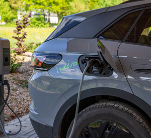 An der Ladestation: E-Auto von Landesforsten Rheinland-Pfalz