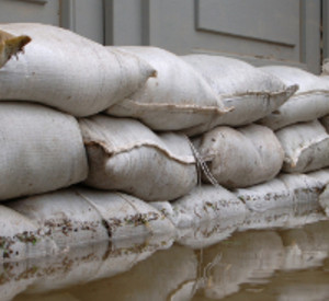 Sandsäcke vor einer Haustür als Schutz vor Hochwasser, Foto: Fotolia